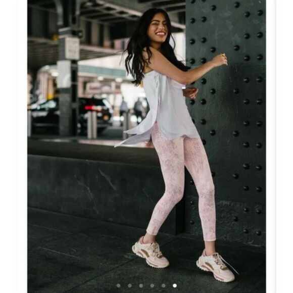 Zyia Active Pink Etching Light N Tight Hi-Rise 7/8 24” Leggings - Size 8-10 Med - Picture 1 of 9
